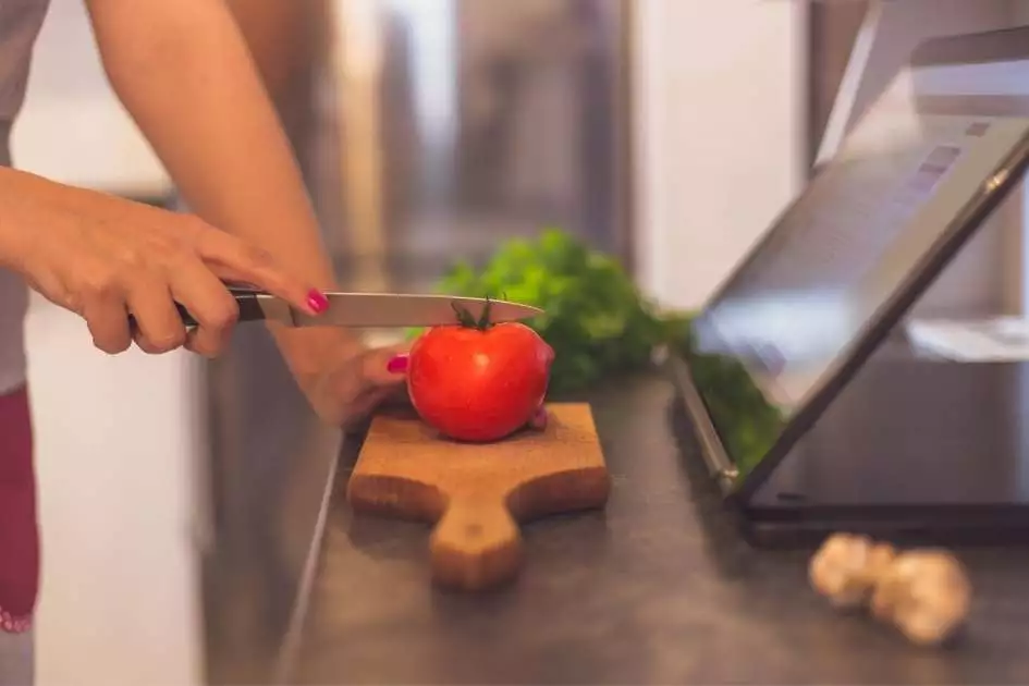 cutting a tomato safely