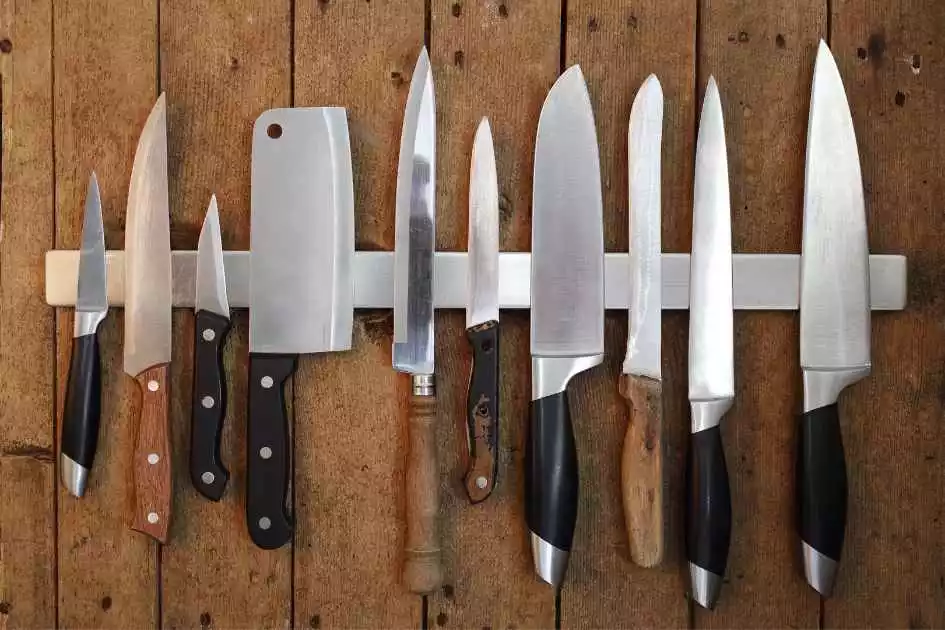 types of kitchen knives on the magnet